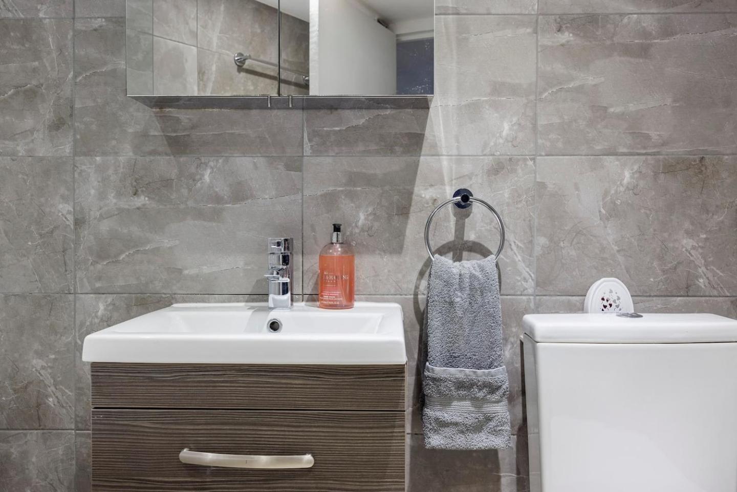 Cute And Cosy In Kensington Apartment